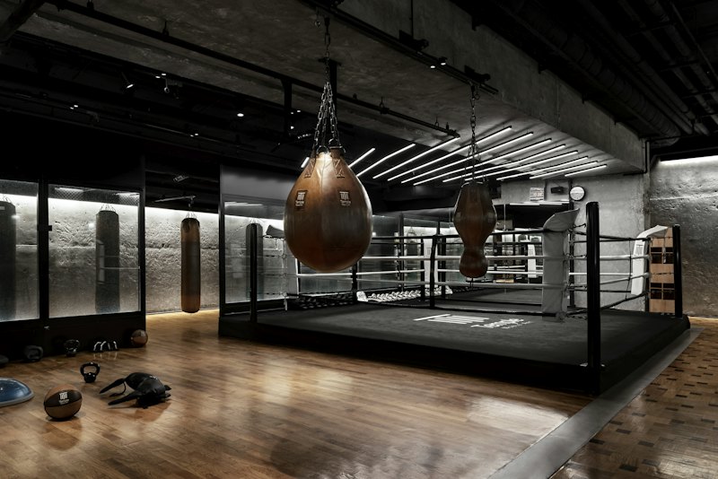 Club de boxe avec ring et sacs de frappe