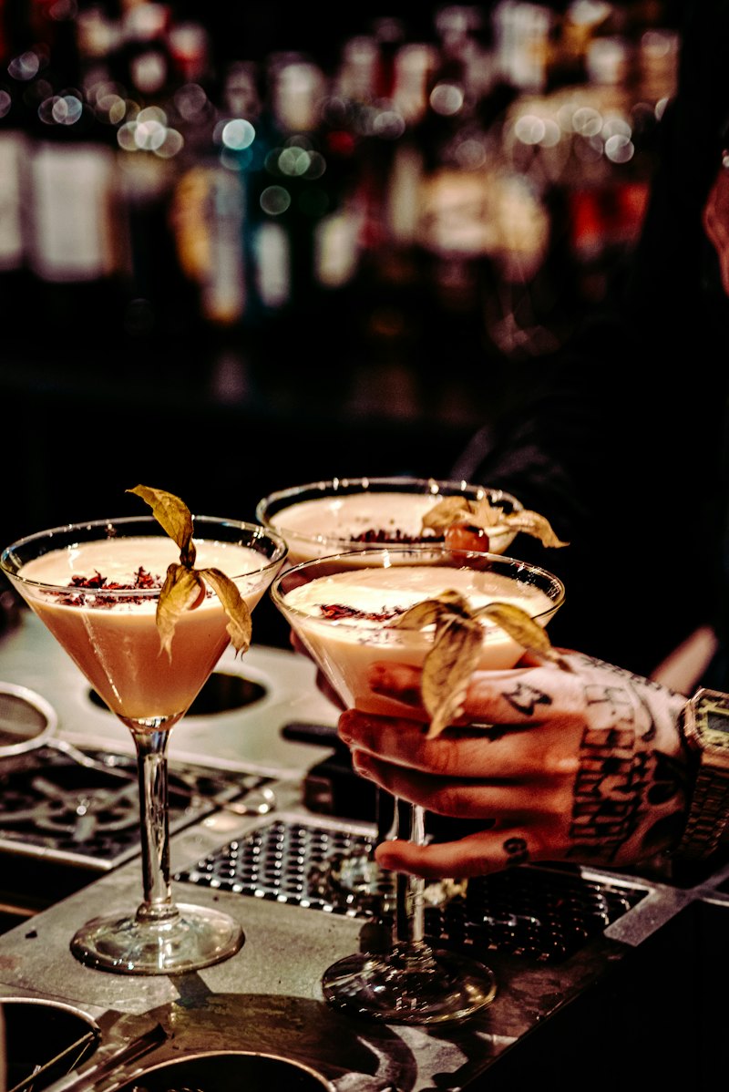 Cocktails garnis servis au bar