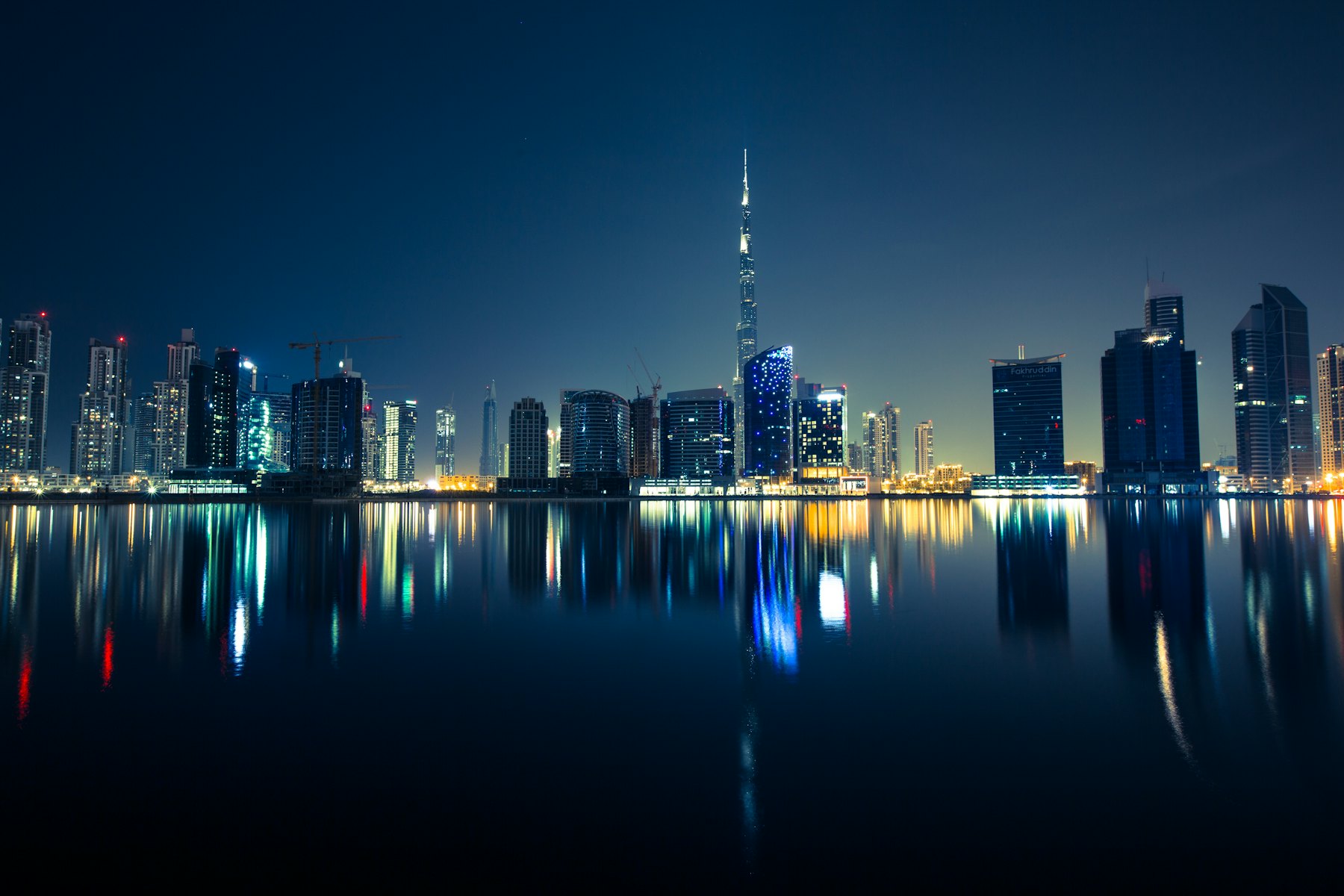 La skyline de Dubaï illuminée la nuit