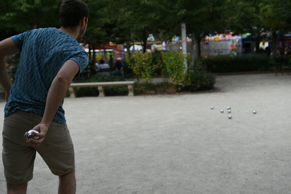 Joueur de pétanque dans un parc